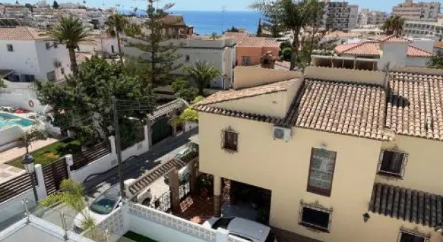 Nerja Paradise Rentals - Villa Las Palmeras, Забронировать Отель Отели Нерха с бассейном, рядом с Пляж Бурриана, Бассейн