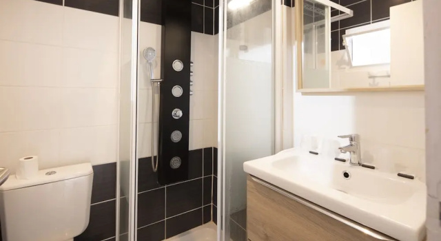 Четырёхместный семейный номер Standard с частичным видом на море Hotel Les Rocailles