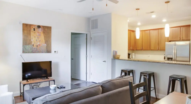 Plaza Midwood 1 and 2 BR Apts with Parking by Frontdesk