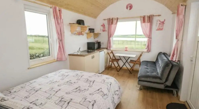 The Lazy Llama Shepherd Hut Campview Farm Stay, Prenota Agriturismo Ballyshannon 