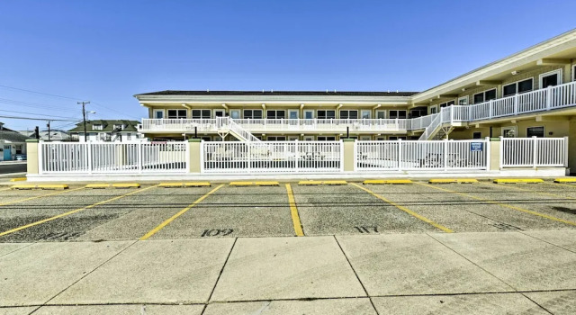 North Wildwood Condo w/ Pool, Walk to Boardwalk!, Забронировать Апартаменты/квартира Отели Норт-Вайлдвуд с парковкой, Парковка