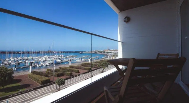 Кровать в общем номере с видом на море Hotel Gaivota Azores