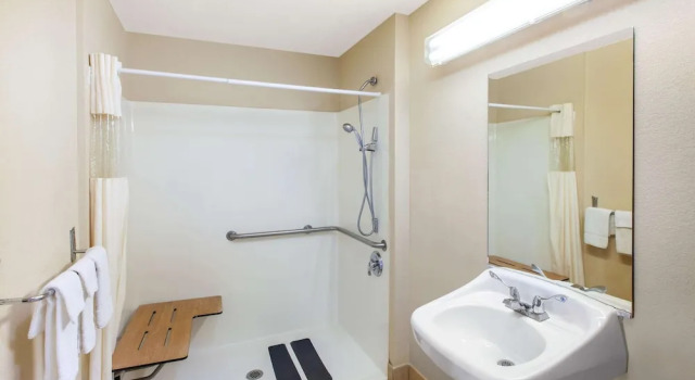 Номер Standard Days Inn & Suites by Wyndham Braunig Lake