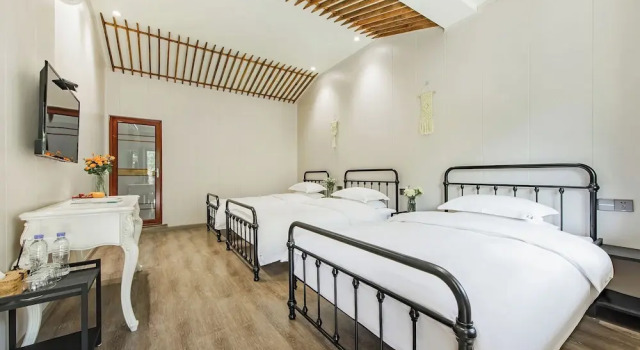 Трёхместный номер Standard с балконом и с видом на окрестности Hualu Yuejian Parent Child Homestay