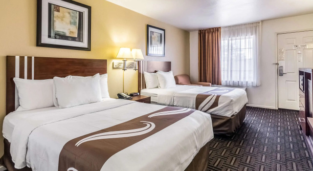 Четырёхместный номер Standard Quality Inn Fresno Near University
