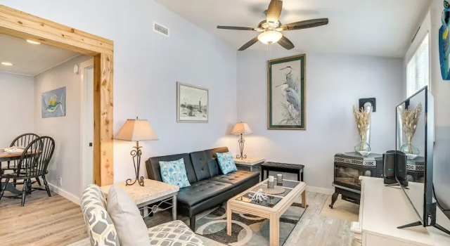 Коттедж Community Pool & Beach Access: Surfside Beach Home