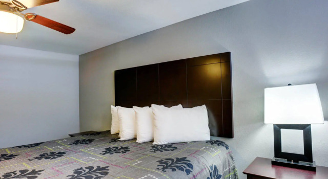 Rodeway Inn and Suites Austin, Забронировать Отель Остин Greater Austin, рядом с Торговый центр The Linc