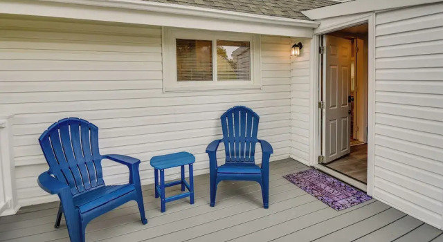 Walk to Beach: Hampton Home w/ Grill!, Book Feriehus Sommerhuse i Hampton, Hytte