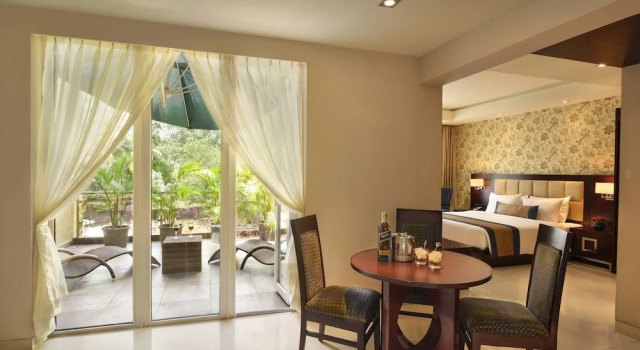 Люкс с балконом The Acacia Hotel & Spa