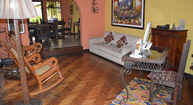 Bed & Breakfast Ajbe Turista, Забронировать Отель Зона 10 , рядом с Торговый центр Plaza Fontabella