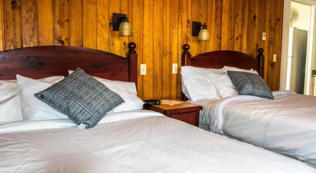 Четырёхместный люкс The Cedarwood Inn & Suites