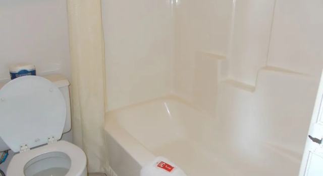 Четырёхместный номер Standard с балконом Econo Lodge Conway Central