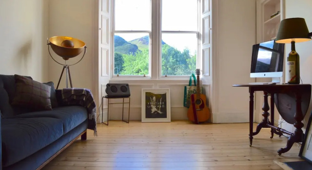 2 Bedroom Flat With Views of Holyrood, Забронировать Отель Эдинбург Midlothian, рядом с Холирудское абатство