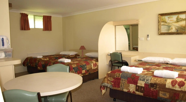 Семейный номер Standard Civic Motor Inn