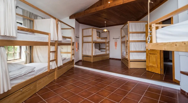 Кровать в общем номере (женский номер) Ericeira Villa Surf Camp Hostel