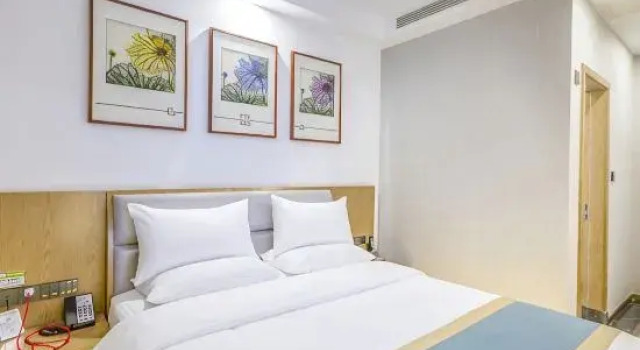 Люкс Deluxe Xinyang West Selection Hotel (Wanda Plaza High Speed Rail East Station Branch)