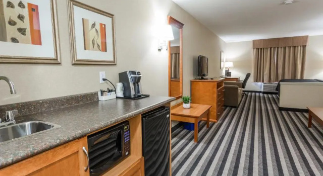 Люкс Days Inn & Suites by Wyndham Edmonton Airport