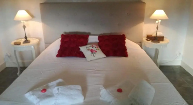 La Maison Bleue, Prenota Hotel Juillac 