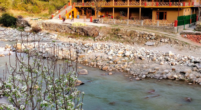 ShivAdya Tirthan - Boutique Hotel in Tirthan Valley, Забронировать Бутик-отель Бутик-отели штата Химачал-Прадеш, Бутик-отель