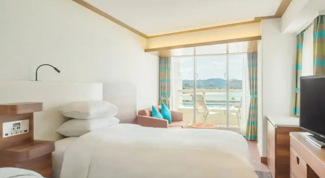 Двухместный номер High Floor Deluxe Main Tower с балконом и с видом на океан Sheraton Okinawa Sunmarina Resort