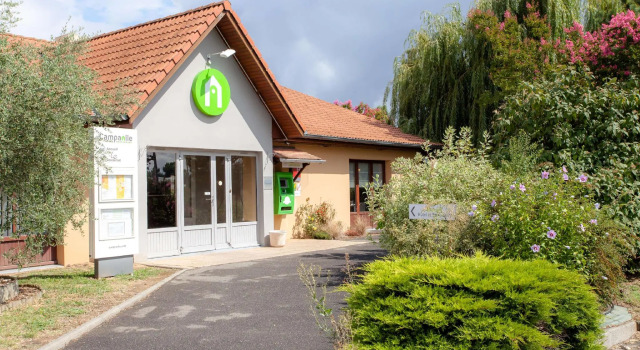 Кровать в общем номере Kyriad Montauban Sud - Albasud