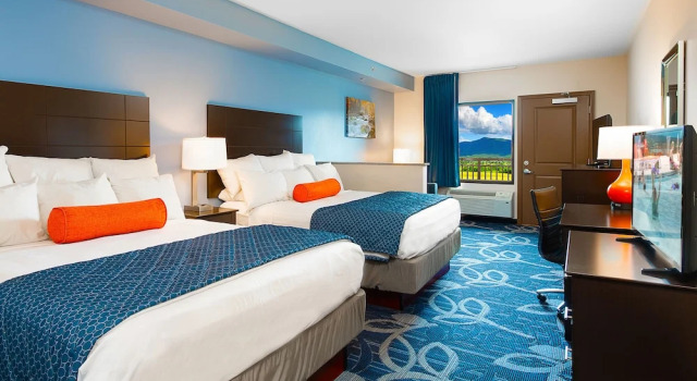Семейный номер Standard с балконом и с видом на горы Country Cascades Waterpark Resort
