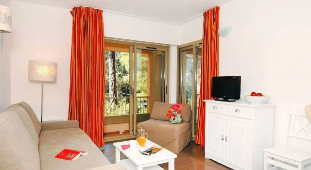 Charming Holiday Home in the Green Outskirts of a Harbortown, Reservar Hotel Sanary-sur-Mer Bandol Wine Route