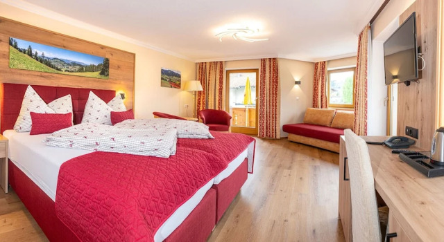 Четырёхместный номер Standard с балконом Hotel Schneeberger