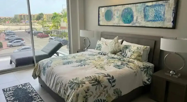 Eagle Beach Modern 2br2ba Beachfront Condo w Pool