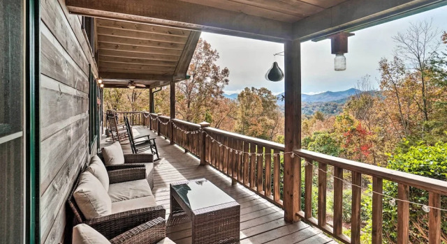 Коттедж с 4 комнатами с балконом Hiawassee Cabin w/ Mtn Views < 1 Mi to Lake!
