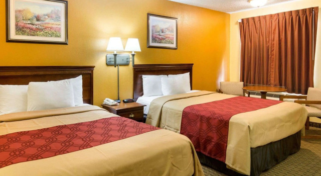 Четырёхместный номер Standard Econo Lodge Fredericksburg near I-95