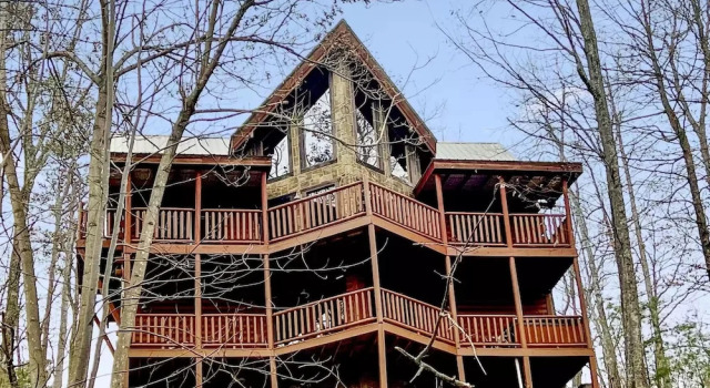 Коттедж с балконом Smoky Treehouse Lodge #614