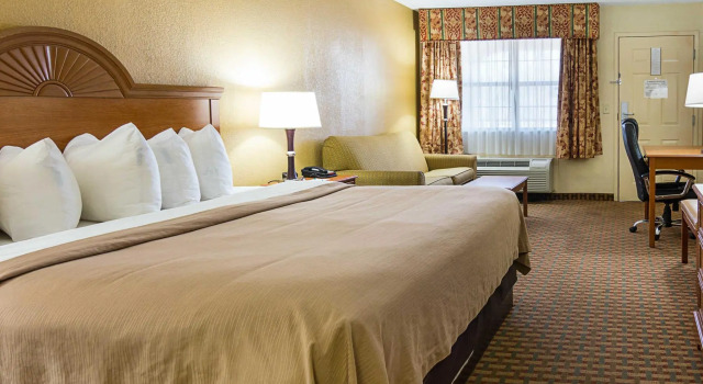 Номер Standard Quality Inn near Casinos and Convention Center
