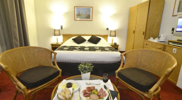 Hôtel Angleterre, จอง โรงแรม เกรโนเบิล Grenoble Area