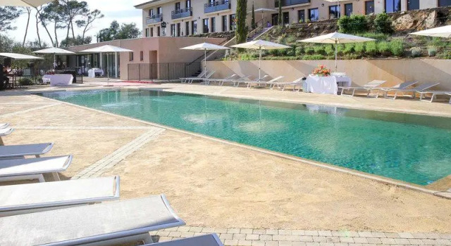 Двухместный номер Standard с видом на бассейн Mercure Brignoles Golf de Barbaroux & Spa