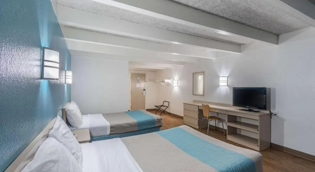 Четырёхместный номер Deluxe Red Roof Inn Kokomo
