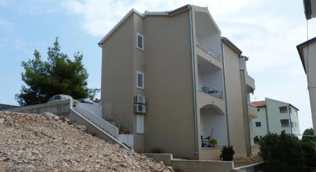 Apartment Kovacica, Забронировать Апартаменты/квартира Отели Примоштен с парковкой, рядом с Пляж Голден Зоун Караванс, Парковка