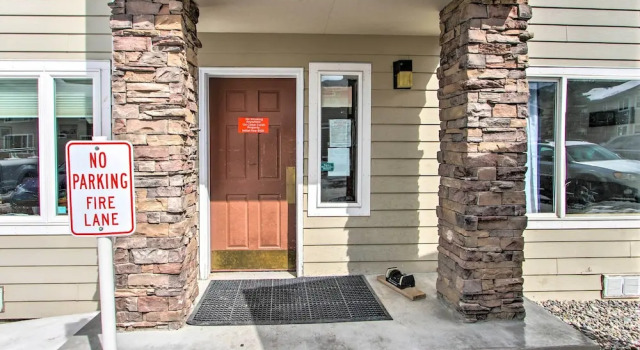 Cozy Montana Condo w/ Walk to Big Sky Resort!, Buchen Sie Ferienwohnung Hotels in Montana mit Parkplatz, Parkplätze