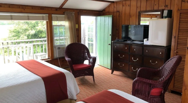 Четырёхместный номер Standard с балконом Spring Garden Inn