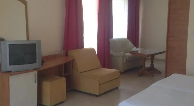 Четырёхместный номер Standard с балконом Hotel Atol