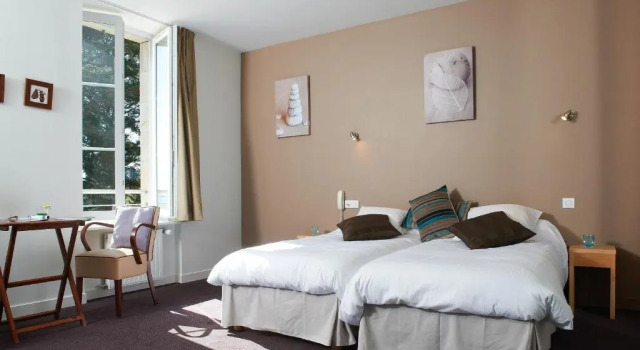 Трёхместный номер Standard с видом на море Logis Hotel Belle-Vue