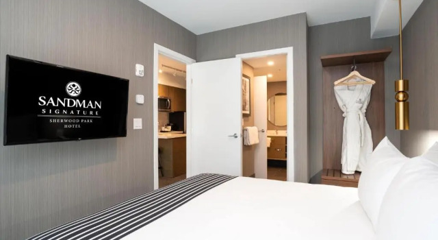 Люкс Standard Sandman Signature Sherwood Park Hotel