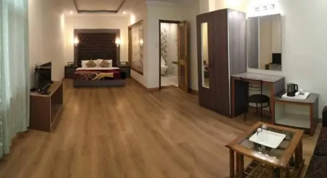 Номер Deluxe с красивым видом из окна Hotel Lords Regency - Connected to Mall Road