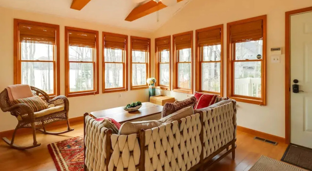 Lakefront Poconos Family Home w/ Pool Access, Book Feriehus Sommerhuse i Pennsylvania, Hytte