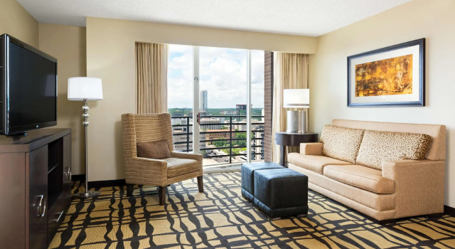 Двухместный люкс c 1 комнатой DoubleTree Suites by Hilton Austin Downtown Capitol