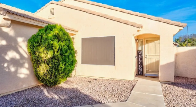 Cozy Hidden Gem - 3BR - 1Den w Backyard