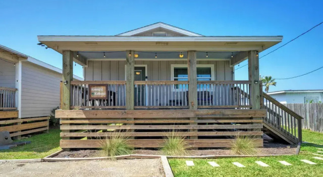 Dual Port A Cottages 2 Complete Homes Walk to the Beach + Patio Fully-equipped Kitchens