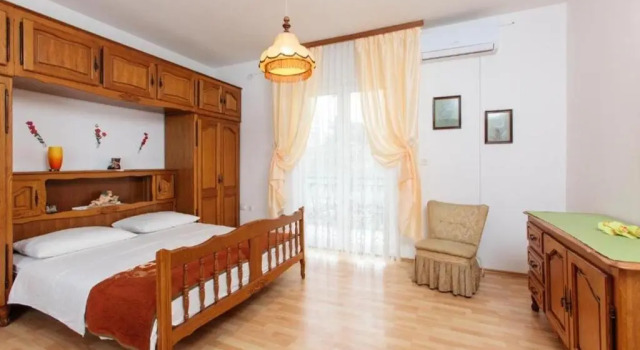 Apartment Knez 1 - 50m from beach, Забронировать Апартаменты/квартира Отели Подстраны с парковкой, рядом с Частный Пляж «Апартментс Лавица Бич Думичич», Парковка