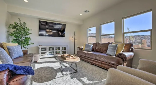 Коттедж Hike, Golf, Unwind Poolside! Washington Home