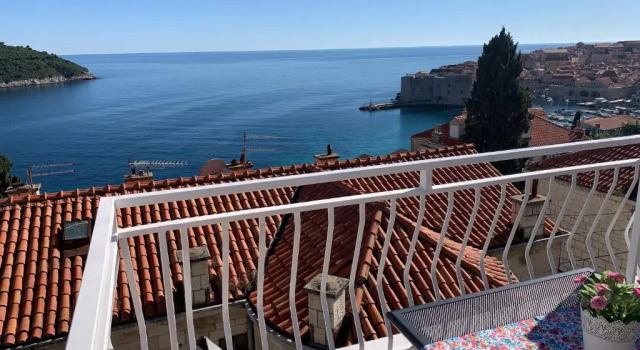 Апартаменты с балконом и с видом на море Villa Leoni